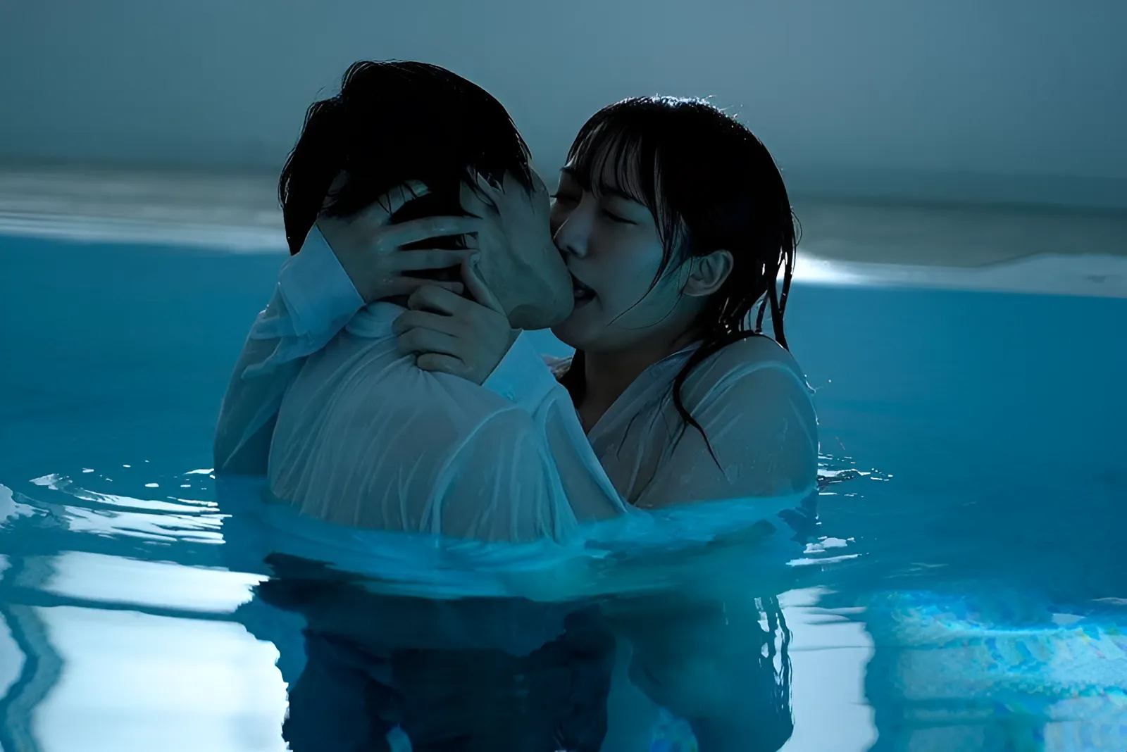 HMN-452 和一个好色的女学生一起被困在游泳池里