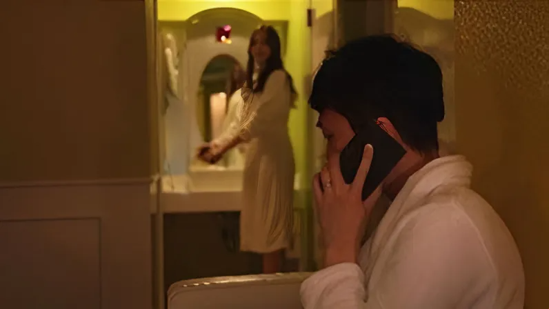 YUJ-008 与好色导演的一次难忘的商务旅行