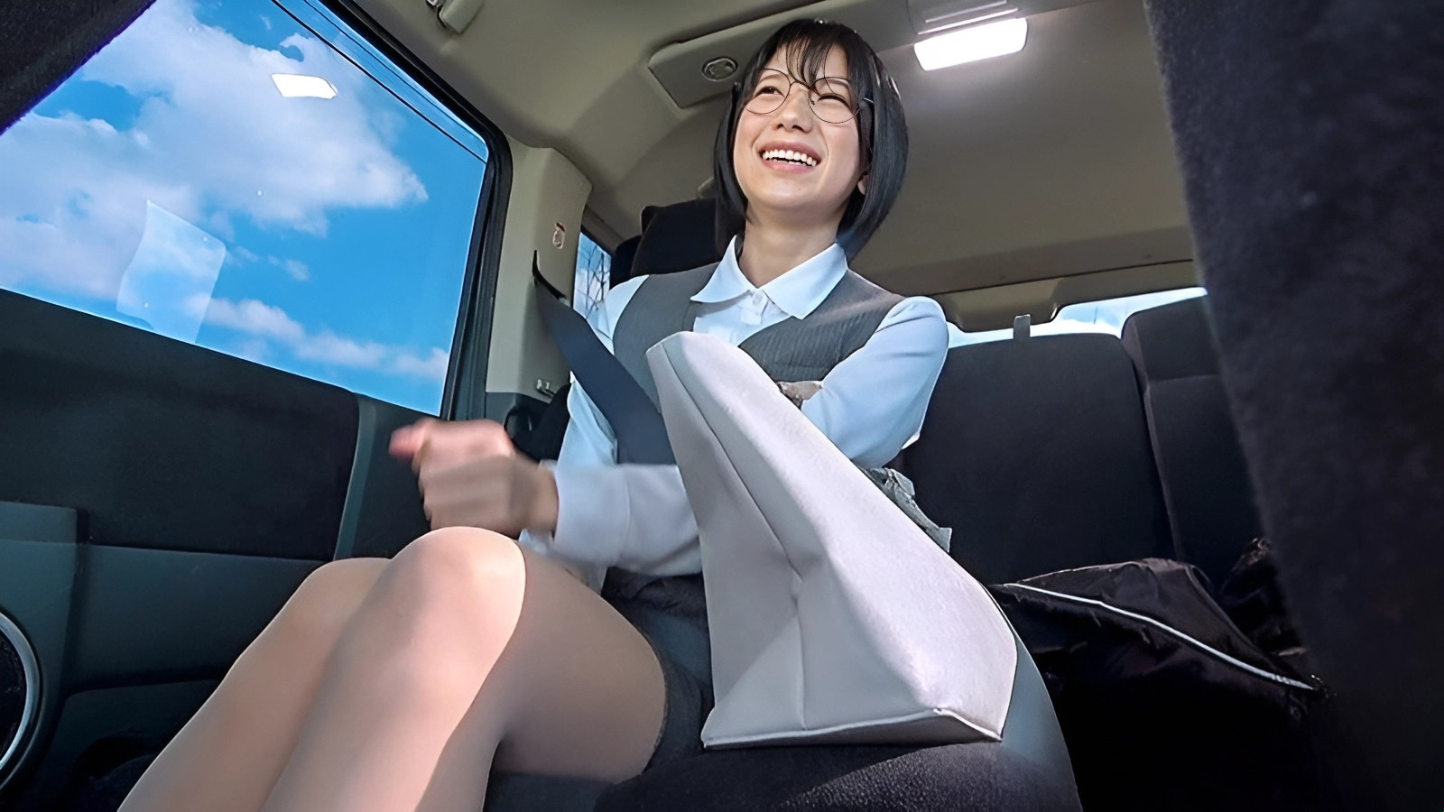 APAK-251 The female secretary and the driver received the number