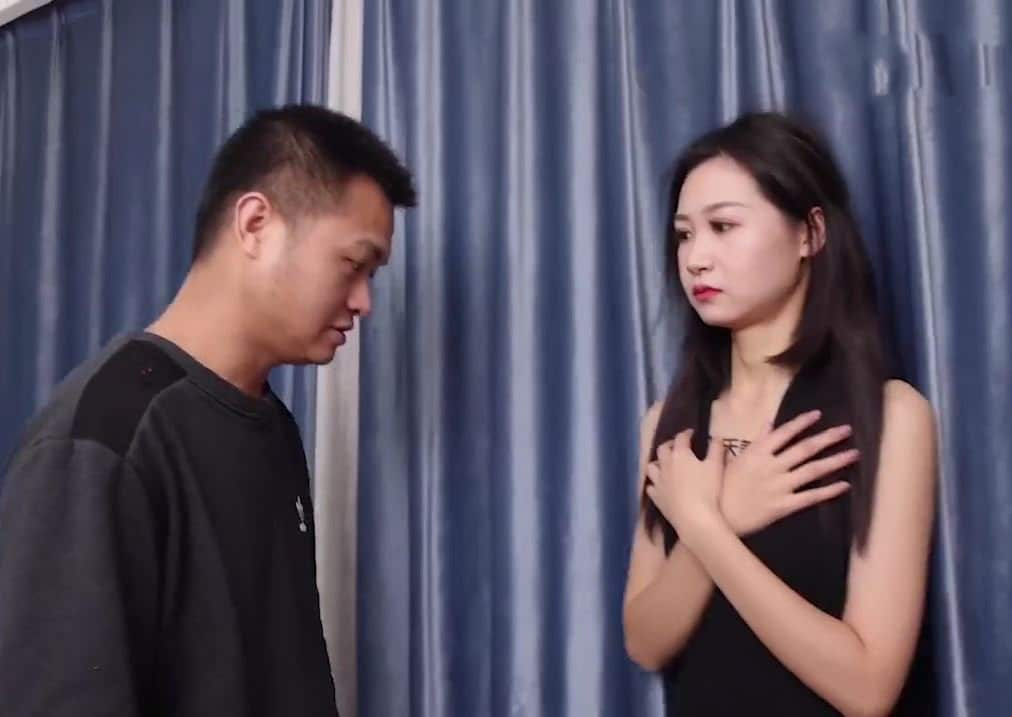 他去帮邻居的妻子修电脑，然后强奸了她